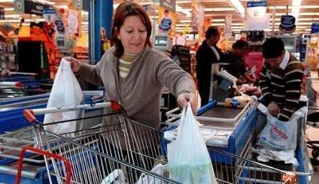 El 53% de la clase media tuvo que gastar ahorros o endeudarse para llegar a fin de mes