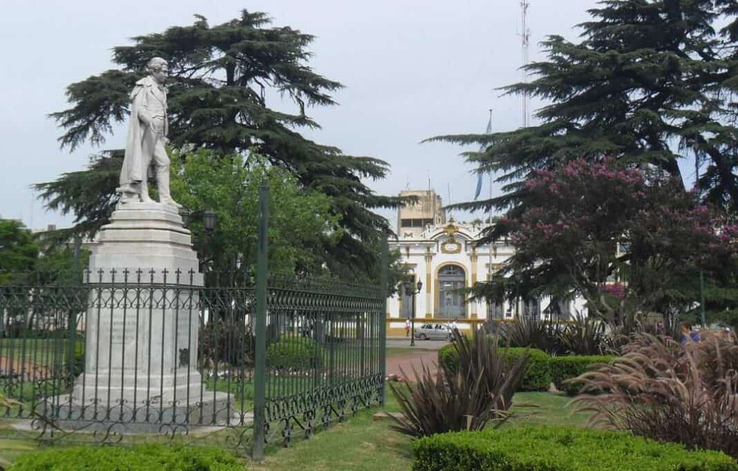 moreno-municipalidad-y-plaza-central