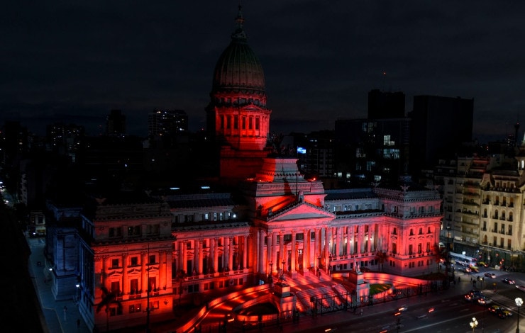 congreso-nacional-iluminado-rojo-electrodependientes