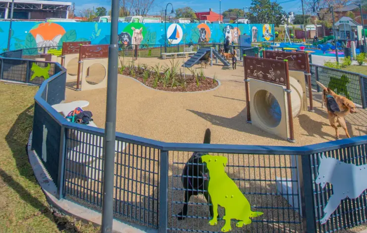 Juan Andreotti inauguró una plaza cuyo nombre homenajea a un perro héroe |  InfoBAN
