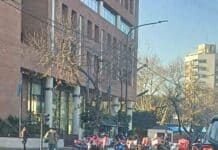 Motoqueros de una app de delivery protestaron frente a la municipalidad de San Isidro en reclamo de seguridad