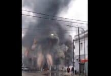 Impactante incendio y derrumbe de un edificio de una casa de electrodomésticos en La Plata