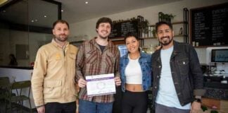 Mayra Mendoza entregó certificados de habilitación a comercios del centro de Quilmes