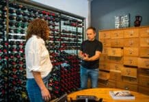 Abella visitó el nuevo local de una conocida vinoteca