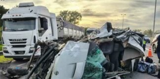 Dos personas murieron en un choque de una combi contra un camión en Acceso Oeste