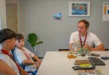 Abella recibió a dos jóvenes campanenses que se clasificaron al Mundial Junior de Karate