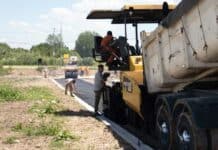 El municipio continúa el asfalto en el barrio 9 de Julio sobre la calle O'Higgins