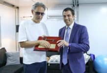 Ramón Lanús le entregó la "Llave de la Ciudad" de San Isidro a Andrea Bocelli