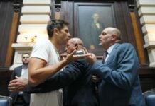 Tensión en Diputados bonaerenses durante el debate por el endeudamiento: un intendente intentó asumir por la fuerza