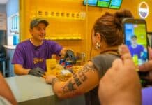 Abella acompañó la reapertura de una hamburguesería