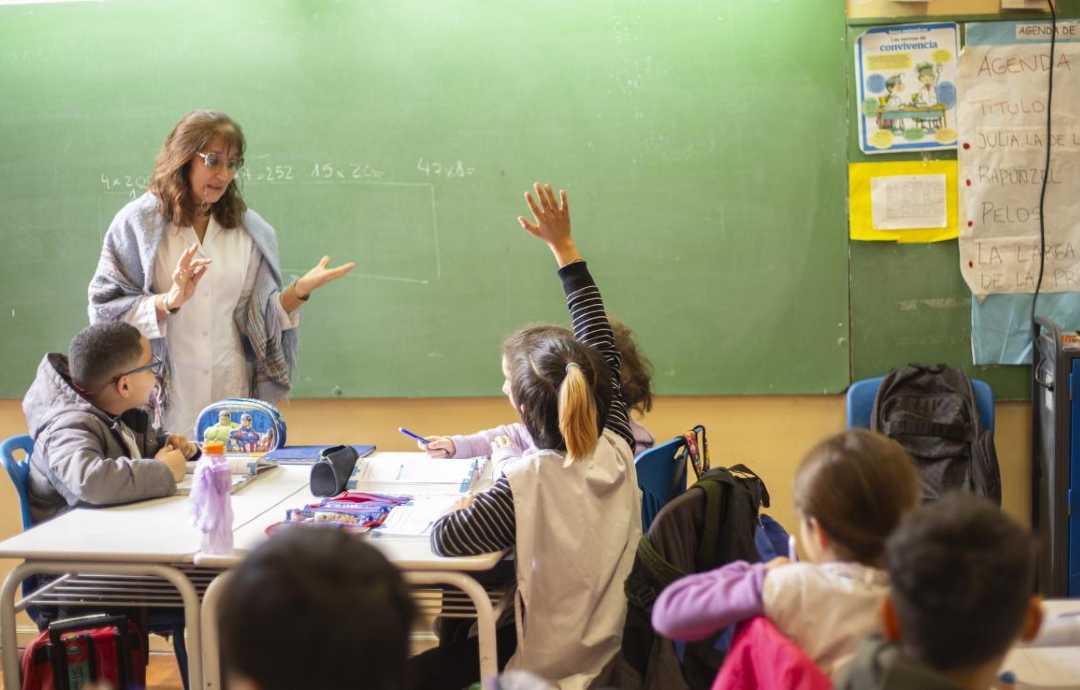 ciudad-escuela-clase-alumnos-docente