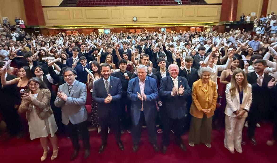 escobar-sujarchuk-colegio-cereijo-diplomas-primera-camada