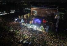 Malvinas Argentinas encendió su árbol de Navidad