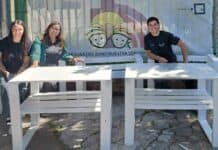 En una cárcel de Campana elaboraron bancos, mesas y almohadones para un hogar de niños