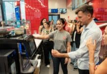 Ghi participó de la apertura de un local gastronómico que contrató jóvenes de la comuna