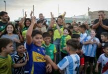 Mayra Mendoza y Eva Mieri inauguraron la nueva cancha de césped sintético del club San Pablo